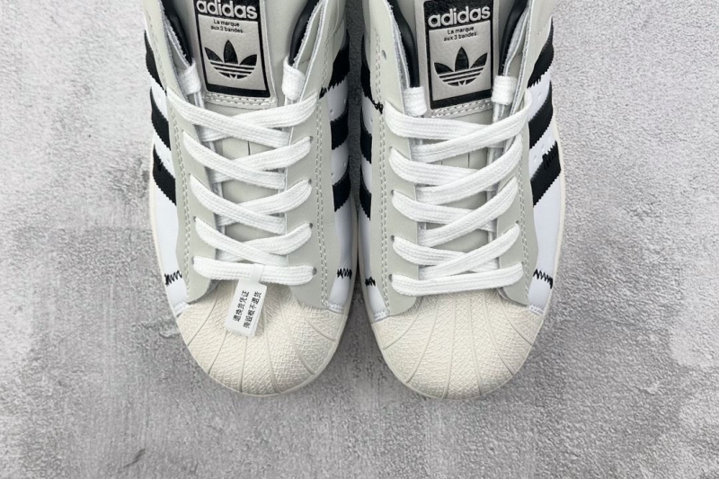 Adidas Sneakers